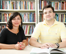 Ação inédita da Secretaria da Educação afastou com remuneração 620 profissionais para realização de Mestrado, Doutorado ou Pós-Doutorado. Na foto, Tiago Rocha e Lucimar Gusmão. 26-01-15.