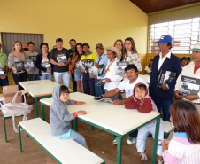Livro de fotografias é entregue a indígenas