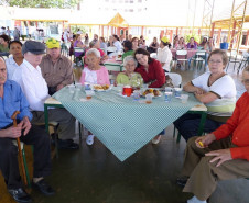 Alunos do Curso Técnico em Cuidados com a Pessoa Idosa do Colégio Estadual Dario Vellozo organiza encontro que aproximou comunidade.