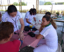 Alunos do Curso Técnico em Cuidados com a Pessoa Idosa do Colégio Estadual Dario Vellozo organiza encontro que aproximou comunidade.