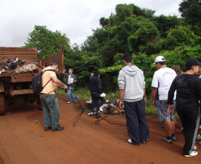 Mobilização em prol da preservação de mata ciliar reuniu alunos do ensino médio do Colégio Estadual Senador Attílio Fontana.