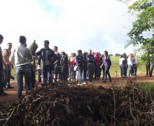 Mobilização em prol da preservação de mata ciliar reuniu alunos do ensino médio do Colégio Estadual Senador Attílio Fontana.