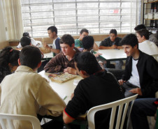 Mobilização em prol da preservação de mata ciliar reuniu alunos do ensino médio do Colégio Estadual Senador Attílio Fontana.