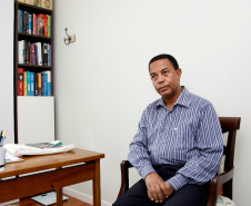 Cloves é formado em Psicologia pela Universidade Federal do Paraná e mestre em Educação pela Pontifícia Universidade Católica do Paraná, instituição na qual é docente do curso de Psicologia desde 1990. O professor é consultor da revistas da área de psicologia PUC/PR, da Universidade Mackenzie, em São Paulo, e da Universidade Federal do Rio de Janeiro. 23-01-15.