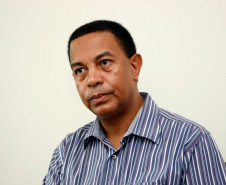 Cloves é formado em Psicologia pela Universidade Federal do Paraná e mestre em Educação pela Pontifícia Universidade Católica do Paraná, instituição na qual é docente do curso de Psicologia desde 1990. O professor é consultor da revistas da área de psicologia PUC/PR, da Universidade Mackenzie, em São Paulo, e da Universidade Federal do Rio de Janeiro. 23-01-15.