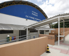 Na revitalização do colégio Yvone Pimentel foram investidos R$ 4 milhões. Agora os alunos terão disponíveis 18 salas de aula (antes eram 15), quatro laboratórios novos e uma sala multiuso. O anfiteatro do colégio também foi reformado. A escola ganhou biblioteca, banheiros, cozinha e refeitório novos.