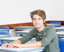 Na revitalização do colégio Yvone Pimentel foram investidos R$ 4 milhões. Agora os alunos terão disponíveis 18 salas de aula (antes eram 15), quatro laboratórios novos e uma sala multiuso. O anfiteatro do colégio também foi reformado. A escola ganhou biblioteca, banheiros, cozinha e refeitório novos. Na foto Gabriel Mendes. 28-01-15.