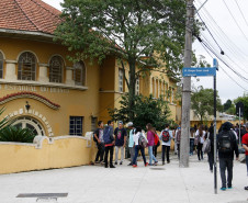 Escolas voltam às aulas e recebem 975 mil alunos