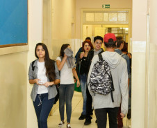 Escolas voltam às aulas e recebem 975 mil alunos
