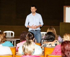Integrantes do Grupo de Trabalho de Curitiba participaram da primeira reunião técnica nesta quinta-feira (19), no auditório do Núcleo Regional de Educação de Curitiba, para definir o cronograma e as propostas ações para 2015. Entre os temas discutidos está a elaboração do documento-base para a transição dos alunos do 5º das escolas municipais para o 6º ano nas escolas estaduais. Na foto o chefe de gabinete da SEED, Mauricio Pastor dos Santos. 19-03-15.