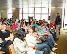 Integrantes do Grupo de Trabalho de Curitiba participaram da primeira reunião técnica nesta quinta-feira (19), no auditório do Núcleo Regional de Educação de Curitiba, para definir o cronograma e as propostas ações para 2015. Entre os temas discutidos está a elaboração do documento-base para a transição dos alunos do 5º das escolas municipais para o 6º ano nas escolas estaduais. Na foto a chefe do NRE de Curitiba, Deuzita Cardozo. 19-03-15.