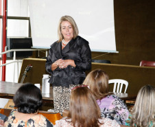 Integrantes do Grupo de Trabalho de Curitiba participaram da primeira reunião técnica nesta quinta-feira (19), no auditório do Núcleo Regional de Educação de Curitiba, para definir o cronograma e as propostas ações para 2015. Entre os temas discutidos está a elaboração do documento-base para a transição dos alunos do 5º das escolas municipais para o 6º ano nas escolas estaduais. Na foto a chefe do NRE de Curitiba, Deuzita Cardozo. 19-03-15.