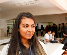 Colégio Estadual Leôncio Correia, entrega da primeira remessa da merenda escolar.  Na foto a aluna Ingrid Cristini Bonifacio. 23-03-15.  
