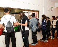 Colégio Estadual Leôncio Correia, entrega da primeira remessa da merenda escolar. 23-03-15.