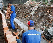 Colégio Estadual Leôncio Correia recebe projeto Mãos Amigas para reconstrução de muro. 24-03-15.