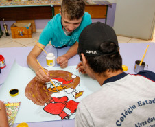Os diretores das escolas da rede estadual de ensino receberam mais uma cota do Programa Fundo Rotativo. Nesta sexta-feira (27) foram depositados mais R$ 4 milhões diretamente nas contas bancárias das escolas. O valor se refere à segunda parcela da cota normal consumo e poderá ser usado para a compra de materiais de limpeza, lâmpadas, gás, material de expediente, didático e esportivo.
