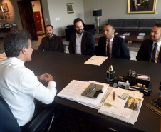 Governador Beto Richa recebe no Gabinete do Palácio Iguaçu, o Assessor Especial da Juventude, Edson Lau Filho,  Assessor de Projetos, Felipe Aguillera, Assessor de Imprensa, Leandro Cardoso e o Assessor de Relações Institucionais, Rodrigo Pereira para entrega do Projeto do Sistema de Informações Rede Jovem, que auxilia o Governo na gestão de políticas públicas para a Juventude.
Curitiba, 30/03/2015
