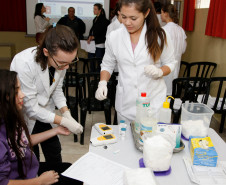 Colégio Estadual Costa Viana em São José dos Pinhais, coleta de dados dos alunos em parceria com a PUC e UFPR para catalogar estudantes com restrições alimentares causadas por doença celíaca, diabetes e intolerância à lactose. Na foto a aluna Hemely Kelin Furtado. 06-02-15.