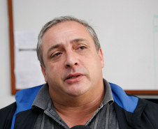 Colégio Estadual Costa Viana em São José dos Pinhais, coleta de dados dos alunos em parceria com a PUC e UFPR para catalogar estudantes com restrições alimentares causadas por doença celíaca, diabetes e intolerância à lactose, na foto o diretor Ronaldo Pazinatto. 06-02-15. 