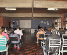 Cerca de 140 diretores, pedagogos e professores se reuniram nesta terça-feira (14), em Curitiba, para debater as propostas do Programa de Aceleração de Estudos – iniciativa da Secretaria de Estado da Educação para garantir que alunos que não estão no ano escolar compatível com a sua idade tenham sucesso nos estudos. Outras três etapas desse encontro estão previstas para 2015.