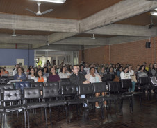 Cerca de 140 diretores, pedagogos e professores se reuniram nesta terça-feira (14), em Curitiba, para debater as propostas do Programa de Aceleração de Estudos – iniciativa da Secretaria de Estado da Educação para garantir que alunos que não estão no ano escolar compatível com a sua idade tenham sucesso nos estudos. Outras três etapas desse encontro estão previstas para 2015.