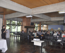 Cerca de 140 diretores, pedagogos e professores se reuniram nesta terça-feira (14), em Curitiba, para debater as propostas do Programa de Aceleração de Estudos – iniciativa da Secretaria de Estado da Educação para garantir que alunos que não estão no ano escolar compatível com a sua idade tenham sucesso nos estudos. Outras três etapas desse encontro estão previstas para 2015.