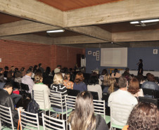Cerca de 140 diretores, pedagogos e professores se reuniram nesta terça-feira (14), em Curitiba, para debater as propostas do Programa de Aceleração de Estudos – iniciativa da Secretaria de Estado da Educação para garantir que alunos que não estão no ano escolar compatível com a sua idade tenham sucesso nos estudos. Outras três etapas desse encontro estão previstas para 2015.