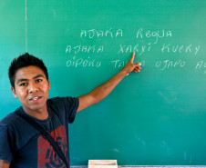 Escola indígena Cacique Koféj, em São Jerônimo da Serra. Marcelo Uchavera Vargas, professor de Guaraní.
São Jerônimo da Serra, 14-03-14.
 
