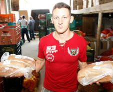 Secretaria de Estado da Educação do Paraná, Cooperativa AOPA de agricultura familiar, agricultores separam alimentos para entrega nas escolas, na foto o agricultor Antonio Augusto. 14-04-15.