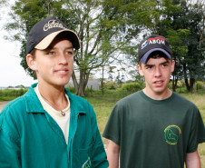 Secretaria de Estado da Educação do Paraná, Cooperativa AOPA de agricultura familiar, agricultores separam alimentos para entrega nas escolas, CEEP Newton Freire em Pinhais, na foto os alunos Gabriel Rodrigues e Pedro Henrique Kuroski. 14-04-15.