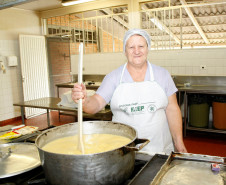 Secretaria de Estado da Educação do Paraná, Cooperativa AOPA de agricultura familiar, agricultores separam alimentos para entrega nas escolas, CEEP Newton Freire em Pinhais. 14-04-15.