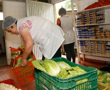 Secretaria de Estado da Educação do Paraná, Cooperativa AOPA de agricultura familiar, agricultores separam alimentos para entrega nas escolas, CEEP Newton Freire em Pinhais. 14-04-15.