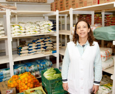 Secretaria de Estado da Educação do Paraná, Cooperativa OPA de agricultura familiar, agricultores separam alimentos para entrega nas escolas, CEEP Newton Freire em Pinhais, na foto a pedagoga Vera Tives. 14-04-15.