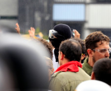 Os confrontos foram causados por militantes black blocs que, infiltrados no movimento, atacaram os soldados da Polícia Militar que protegiam a Assembleia Legislativa.