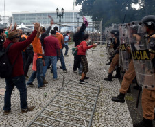 Os confrontos foram causados por militantes black blocs que, infiltrados no movimento, atacaram os soldados da Polícia Militar que protegiam a Assembleia Legislativa.