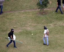Os confrontos foram causados por militantes black blocs que, infiltrados no movimento, atacaram os soldados da Polícia Militar que protegiam a Assembleia Legislativa.