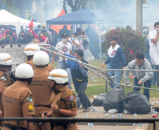 Os confrontos foram causados por militantes black blocs que, infiltrados no movimento, atacaram os soldados da Polícia Militar que protegiam a Assembleia Legislativa.
