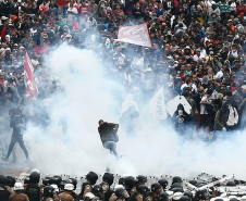 Os confrontos foram causados por militantes black blocs que, infiltrados no movimento, atacaram os soldados da Polícia Militar que protegiam a Assembleia Legislativa.