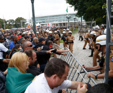 Os confrontos foram causados por militantes black blocs que, infiltrados no movimento, atacaram os soldados da Polícia Militar que protegiam a Assembleia Legislativa.