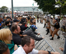 Os confrontos foram causados por militantes black blocs que, infiltrados no movimento, atacaram os soldados da Polícia Militar que protegiam a Assembleia Legislativa.