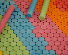 As faltas, além de serem descontadas do salário, geram diversos prejuízos à carreira dos professores. Com apenas uma falta, por exemplo, já há prejuízo na progressão da carreira.