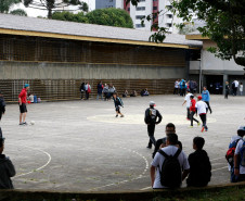 Obras de reformas e ampliacões no colégio Estadual Padre João Wilinski, professora Claudia. 06-04-15.