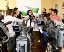 Em seu primeiro dia de trabalho à frente à Secretaria Estadual da Educação, a professora Ana Seres fez um apelo pela volta às aulas e disse que solicitou do Governo do Estado que os descontos das faltas nos salários dos professores só sejam rediscutidos a partir da folha de junho. 