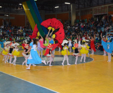 Estudantes de várias regiões do Estado disputam até quinta-feira (14) a primeira fase regional dos Jogos Escolares do Paraná (JEPs) nas modalidades atletismo, basquetebol, futsal, handebol, tênis de mesa, voleibol e xadrez. Na foto, delegação de Corbélia.
 