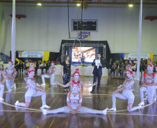Estudantes de várias regiões do Estado disputam até quinta-feira (14) a primeira fase regional dos Jogos Escolares do Paraná (JEPs) nas modalidades atletismo, basquetebol, futsal, handebol, tênis de mesa, voleibol e xadrez. Na foto, delegação de Terra Boa. 