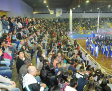 Estudantes de várias regiões do Estado disputam até quinta-feira (14) a primeira fase regional dos Jogos Escolares do Paraná (JEPs) nas modalidades atletismo, basquetebol, futsal, handebol, tênis de mesa, voleibol e xadrez. Na foto, delegação de Terra Boa. 
