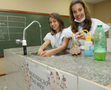 Atividade proporcionou aos alunos oportunidade de realizarem pesquisas e orientarem visitantes sobre o combate a epidemias.