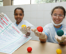 Atividade proporcionou aos alunos oportunidade de realizarem pesquisas e orientarem visitantes sobre o combate a epidemias.