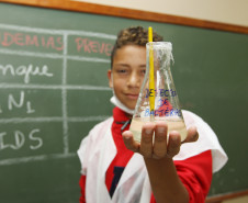 Atividade proporcionou aos alunos oportunidade de realizarem pesquisas e orientarem visitantes sobre o combate a epidemias.