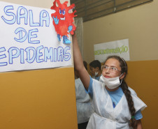 Atividade proporcionou aos alunos oportunidade de realizarem pesquisas e orientarem visitantes sobre o combate a epidemias.